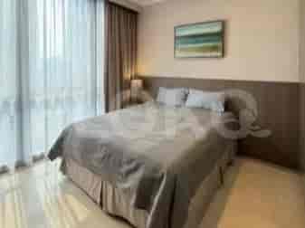 Kamar tidur dengan tempat tidur ukuran queen, nakas, dan gorden tipis.