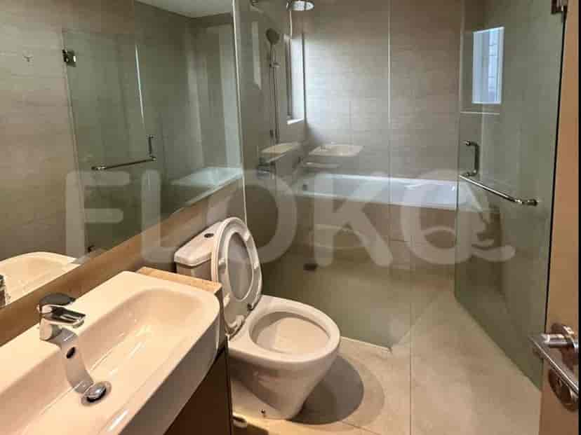 A bathroom with a bathtub.