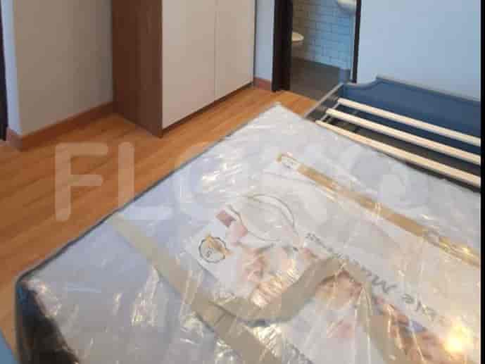 Kamar tidur dengan tempat tidur dan lemari.