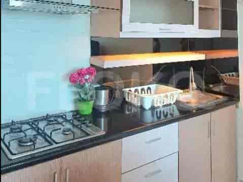 Tampak dekat peralatan dapur, termasuk kompor, microwave, dan wastafel.