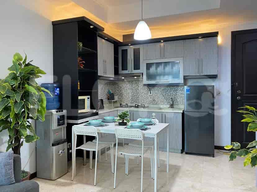 Dapur modern dengan area makan.