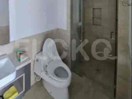 Kamar mandi modern dengan toilet dan shower.