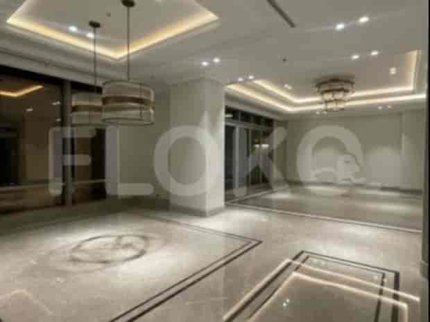 Lobi luas dengan lantai marmer, jendela besar, dan lampu gantung yang elegan.