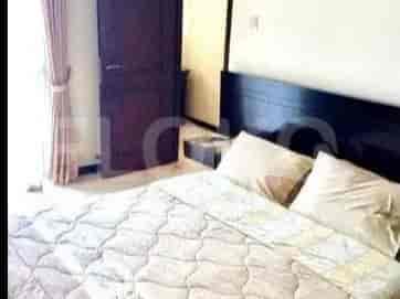 Kamar tidur dengan tempat tidur besar dan dekorasi sederhana.