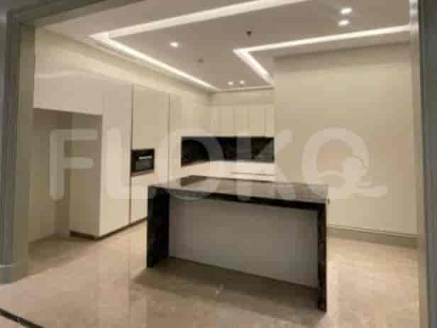 Dapur modern dengan pulau, meja marmer, dan lemari putih.