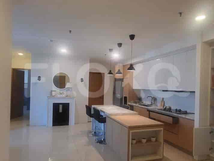 Dapur konsep terbuka dengan pulau tengah, pencahayaan overhead, dan peralatan modern.