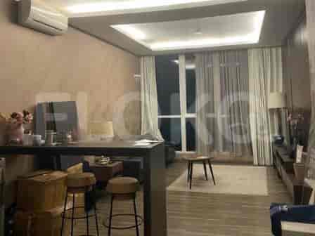 Area ruang tamu dengan meja bar dan bangku, meja kopi kecil, dan jendela besar dengan gorden.