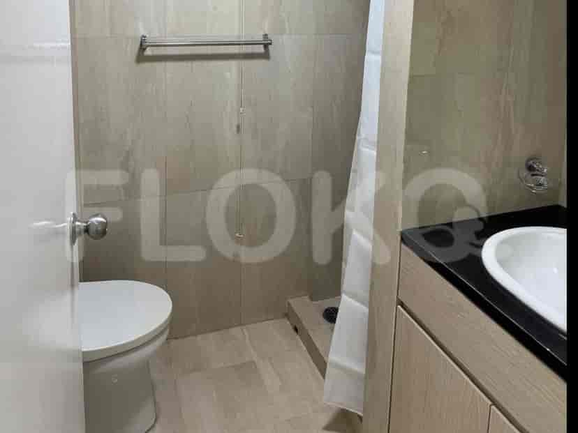 Kamar mandi dengan shower dan toilet, desain sederhana.