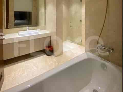 Kamar mandi mewah yang menampilkan bak mandi dan pancuran kaca.