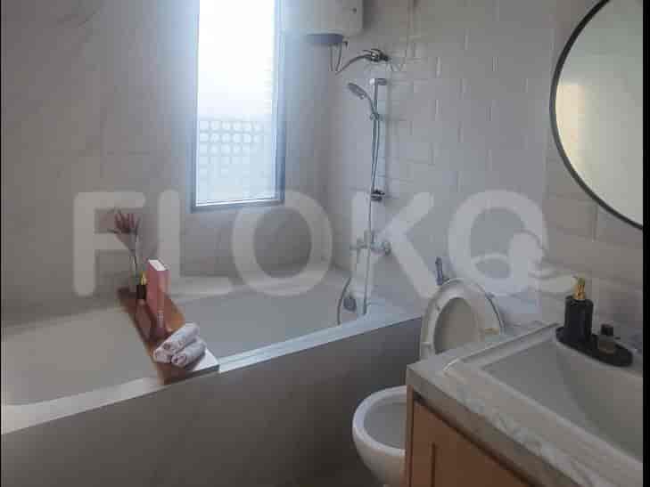 Kamar mandi mewah dengan bak mandi, meja rias, dan perlengkapan modern.