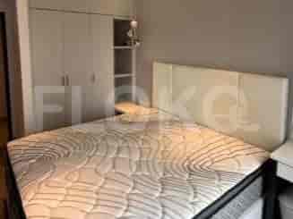 Kamar mandi modern dengan meja rias, wastafel, dan cermin besar.