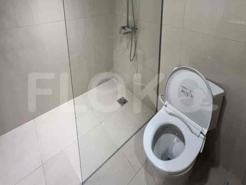 Kamar mandi yang bersih dengan shower dan toilet.