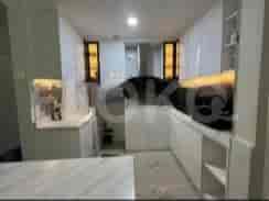 Dapur modern dengan lemari putih, meja, dan peralatan built-in.