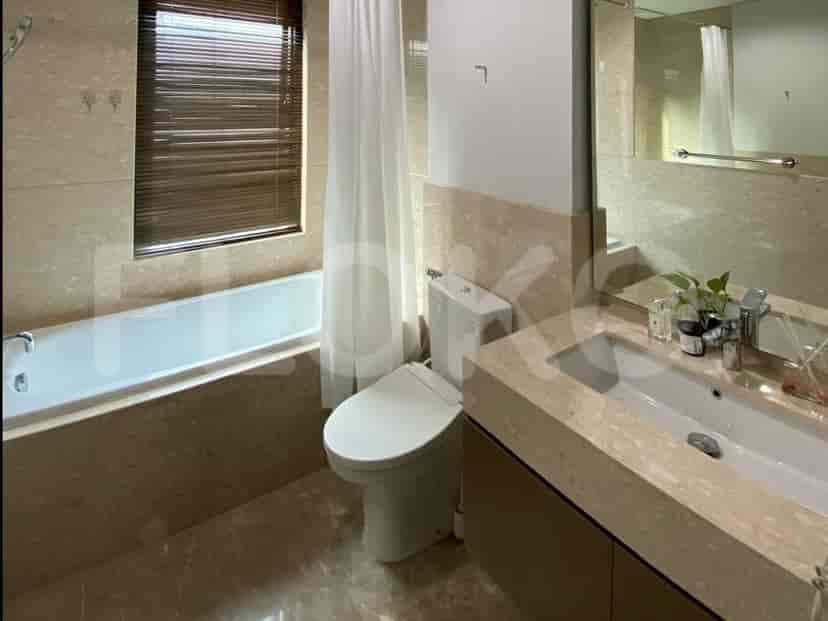 Kamar mandi dengan bak mandi, toilet, dan wastafel.