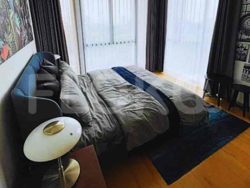 Kamar tidur dengan tempat tidur yang nyaman, karya seni, dan dekorasi yang bergaya.