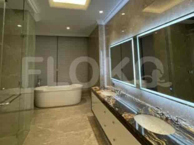 Kamar mandi mewah yang menampilkan bak mandi, cermin besar, dan meja rias ganda.
