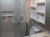Kamar mandi dengan shower dan toilet.