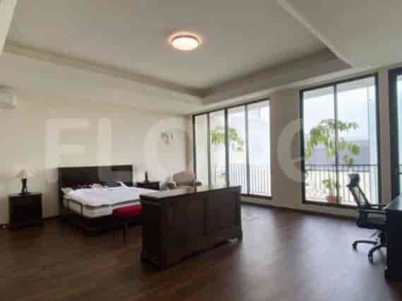 A large bedroom with a king-size bed, desk, and ensuite bathroom access.