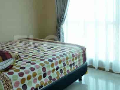 Kamar tidur dengan tempat tidur ganda dan desain sederhana.
