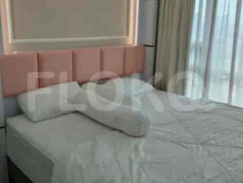 Kamar tidur dengan tempat tidur queen size, sandaran kepala berpelapis, dan jendela besar dengan tirai tipis.
