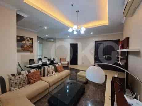 Area tamu dan ruang makan yang luas dengan sofa berbentuk L besar, meja makan, dan lampu gantung modern.