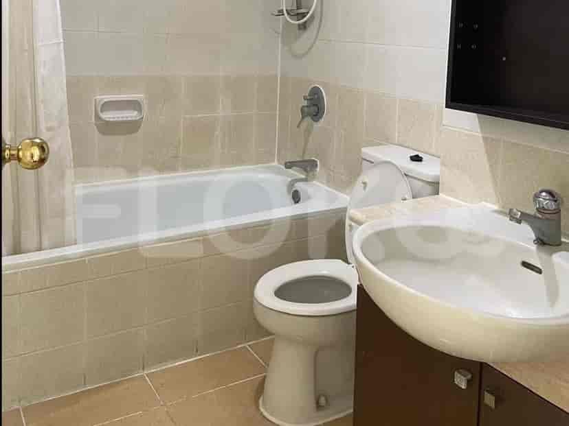 Kamar mandi dengan bak mandi dan wastafel.