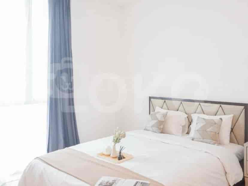 Kamar tidur minimalis dengan tempat tidur putih, dua bantal, meja nakas kayu, dan gorden biru.