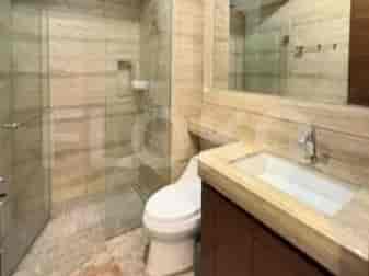 Kamar mandi kontemporer dengan shower walk-in, vanity, dan toilet.