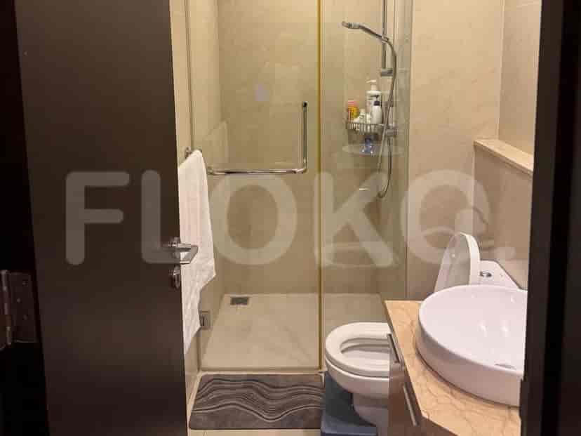 Kamar mandi dengan wastafel, shower, dan toilet.