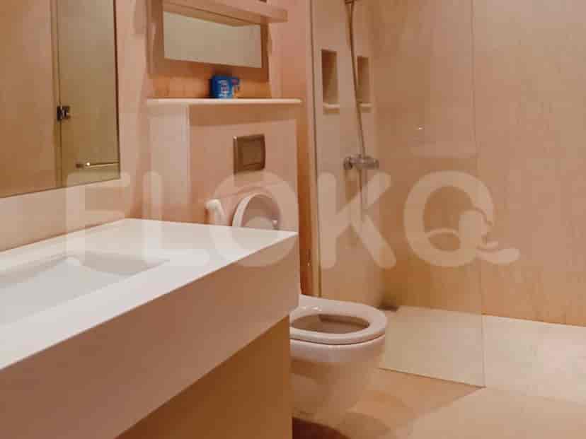 Kamar mandi yang luas dengan toilet, wastafel, dan pancuran.