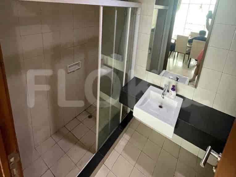 Kamar mandi dengan shower walk-in, meja rias dengan wastafel, dan cermin.