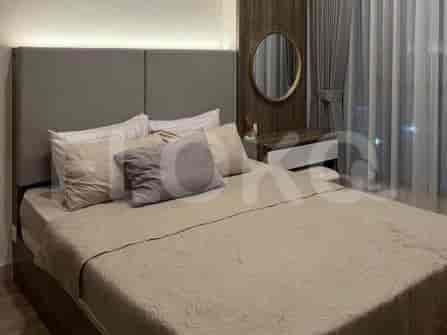 Kamar tidur yang nyaman dengan tempat tidur ukuran queen, kepala tempat tidur besar, dan lemari laci dengan cermin.