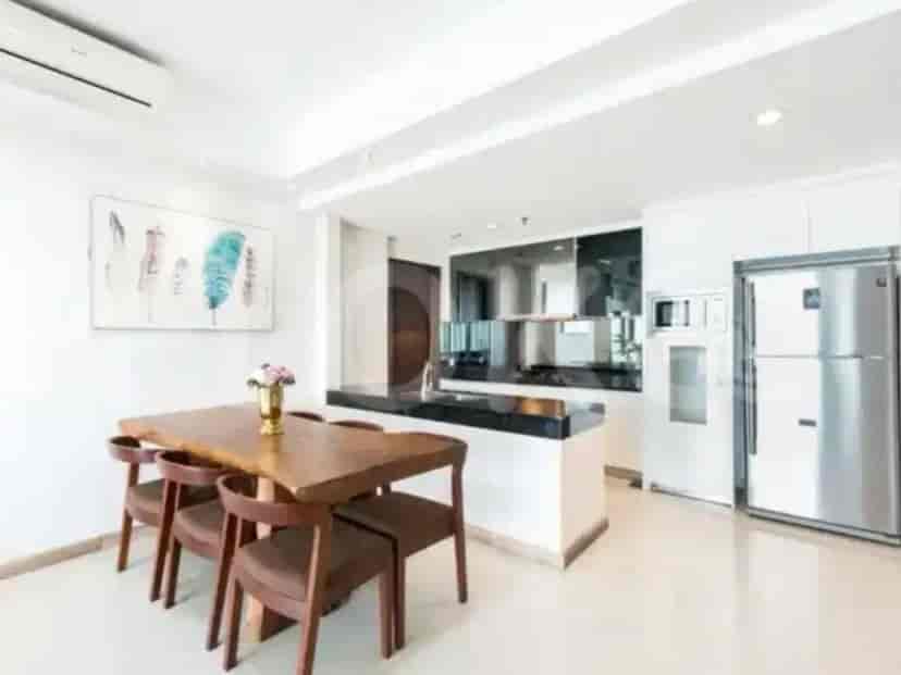 Modern kitchen with a dining area featuring a wooden table and chairs.