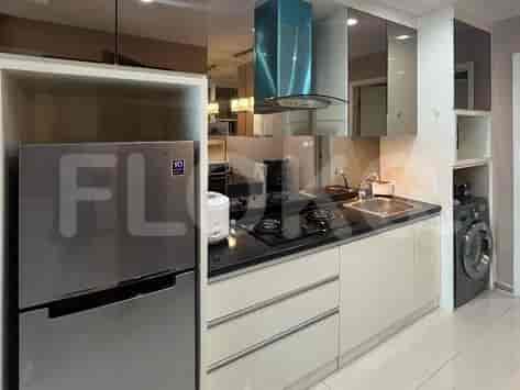 Dapur modern dengan peralatan stainless steel, meja hitam, dan banyak ruang kabinet.