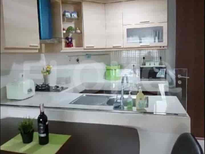 Dapur modern dengan meja dapur, wastafel, dan peralatan.