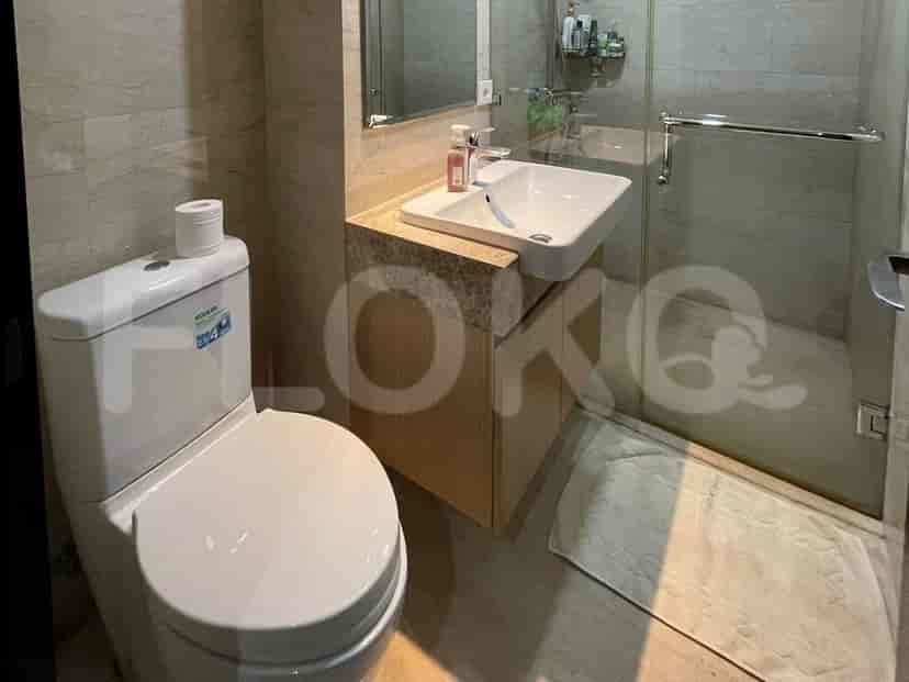 Pemandangan kamar mandi, yang menampilkan wastafel dan pancuran.
