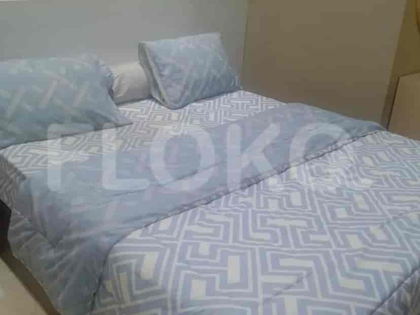 Area tamu dengan sofa sectional abu-abu gelap.