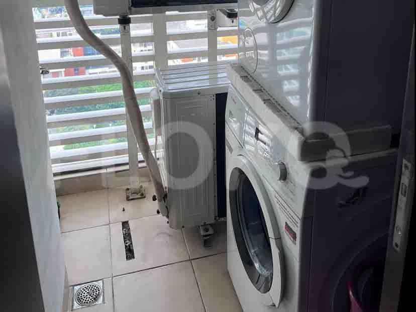 Balkon dengan mesin cuci, pengering, dan unit AC.
