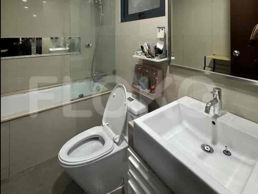 A modern bathroom with a bathtub and a toilet.