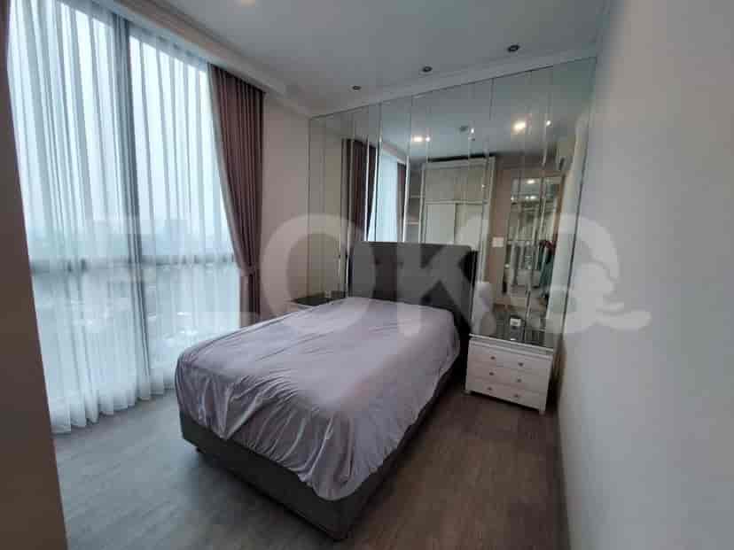 Kamar tidur dengan tempat tidur queen, lemari pakaian cermin, dan jendela besar dengan tirai.