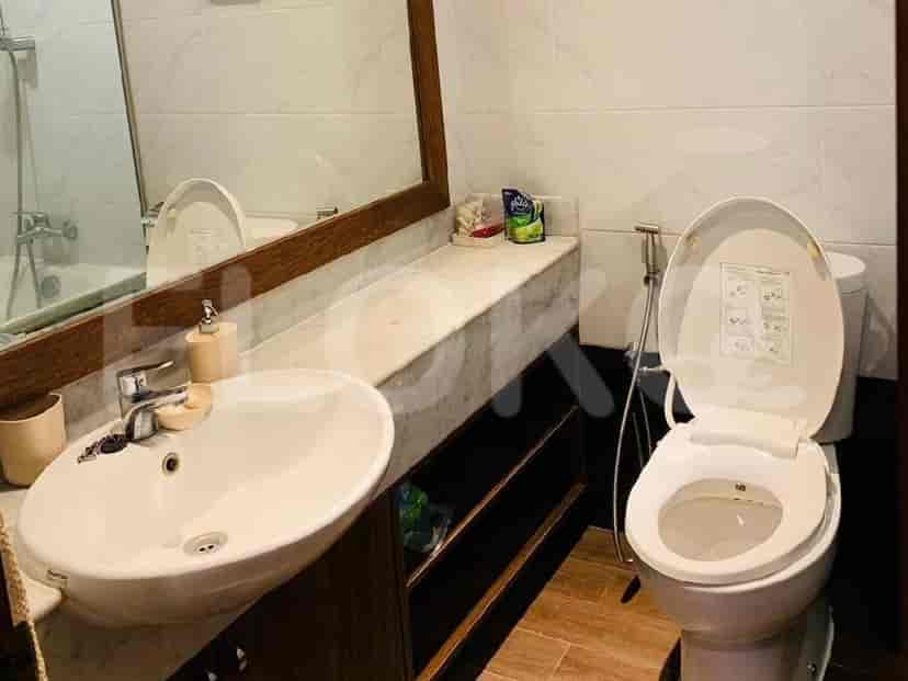 A bathroom with a sink, toilet, and bathtub.