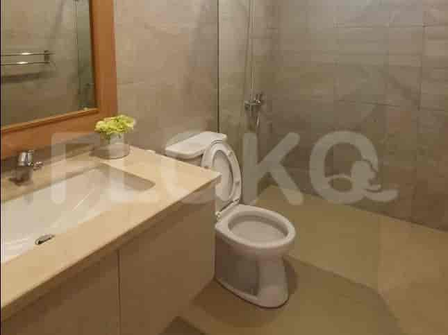 Kamar mandi modern dengan wastafel, toilet, dan shower.