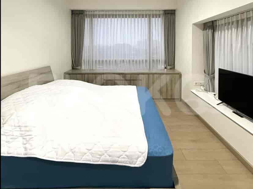 Kamar tidur dengan tempat tidur queen-size, lemari kayu tanam, dan jendela besar dengan tirai tipis dan tirai malam.