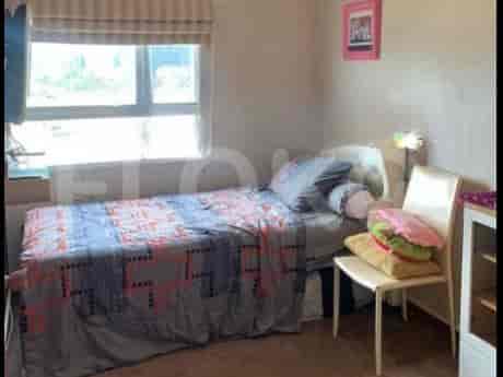 Kamar tidur dengan tempat tidur single dan skema warna terang.