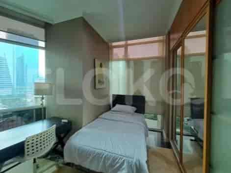 Kamar mandi modern dengan meja rias ganda, toilet, dan pancuran berkaca.