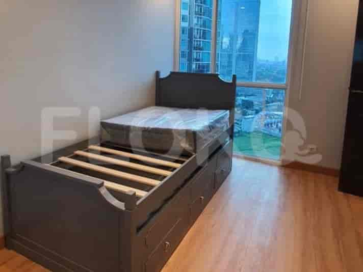 Kamar tidur dengan tempat tidur single dengan laci penyimpanan dan jendela besar dengan pemandangan kota.