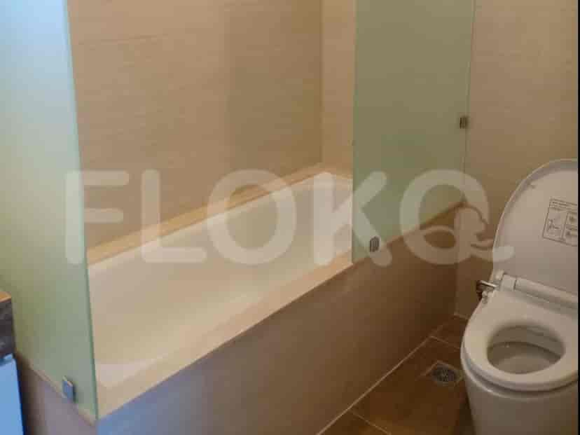 Kamar mandi modern dengan bak mandi dan toilet.