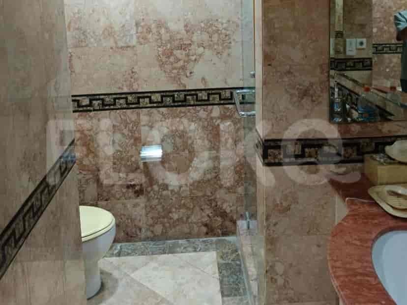 Bathroom with a toilet and a glass shower.