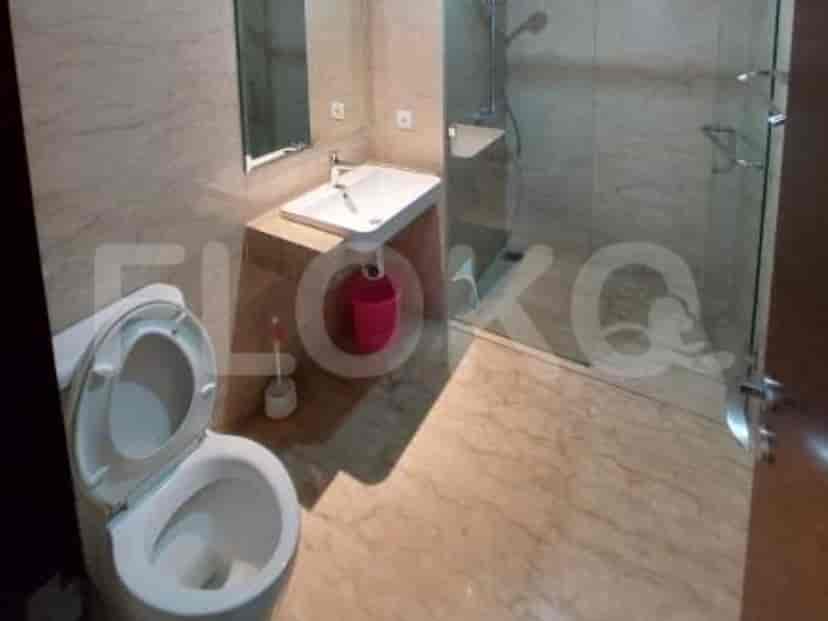 Kamar mandi modern dengan toilet, wastafel, dan pancuran.