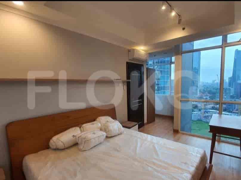 Kamar tidur dengan tempat tidur dan jendela besar.